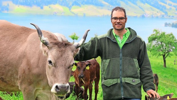 Adrian Iten-Marty se Adrian Iten-Marty setzt auf seinem Bio-Bergbetrieb oberhalb des Ägerisees auf die Ammenkuhhaltung, weil die Ressourceneffizienz bei dieser Produktionsform besser ist als bei der normalen Mutterkuhhaltung.