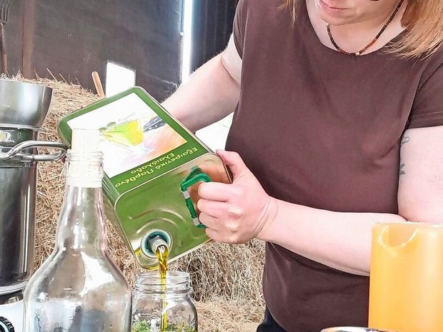 Johanniskraut, geschnitten und in Öl eingelegt, hat eine Heilwirkung.