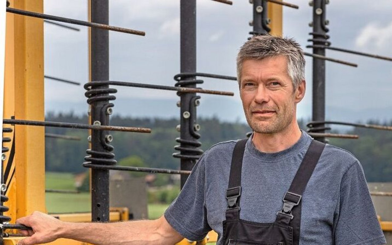 Philipp Böhlen setzt einen Strohstriegel ein, um Kurzstroh und Spreu gleichmässig zu verteilen. Das schafft einheitliche Saatbedingungen für die folgende Gründüngung.