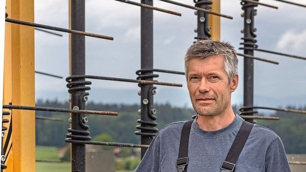 Philipp Böhlen setzt Philipp Böhlen setzt einen Strohstriegel ein, um Kurzstroh und Spreu gleichmässig zu verteilen. Das schafft einheitliche Saatbedingungen für die folgende Gründüngung.