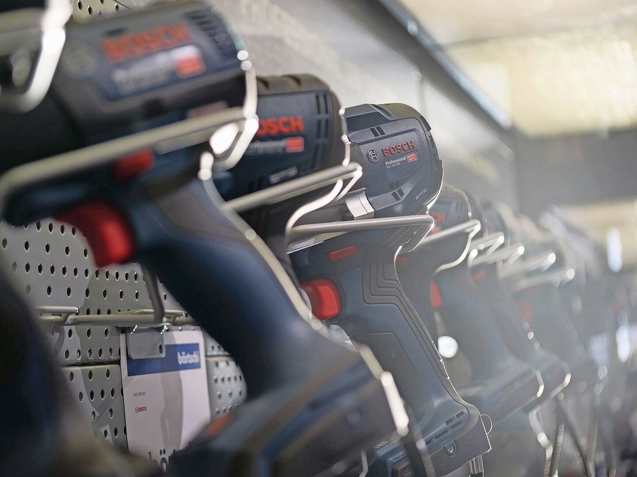 Hersteller bieten bis zu 40 Akkuschrauber-Modelle an – die Wahl des richtigen hängt von Aufgabe, Leistung und eigenem Geschmack ab.