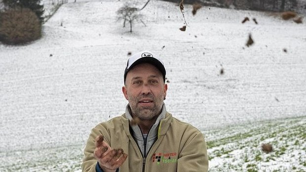 Durch die Mulde im H Durch die Mulde im Hintergrund ergoss sich die Erosionslawine von rechts her bis in die Talsohle ausserhalb des Bildes links. Oliver Liechti änderte danach das Anbausystem und freut sich am krümeligen stabilen Bodengefüge.