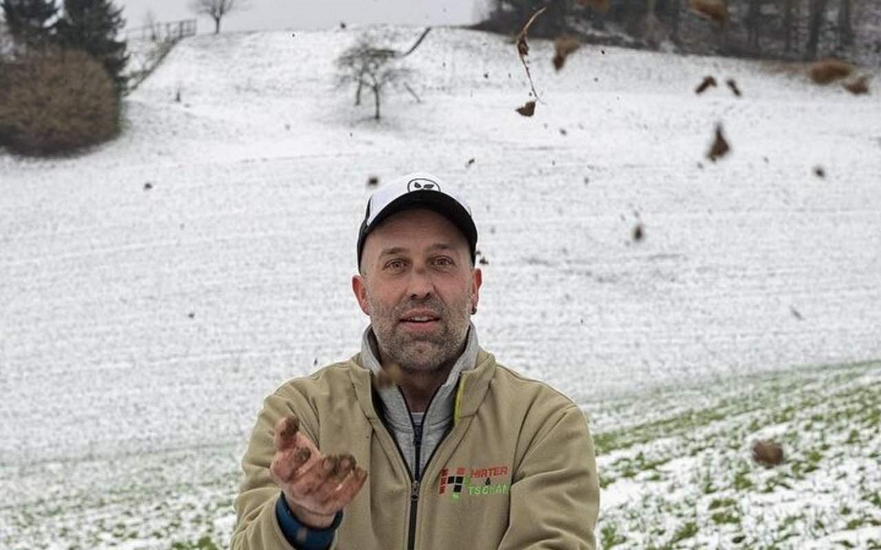 Durch die Mulde im Hintergrund ergoss sich die Erosionslawine von rechts her bis in die Talsohle ausserhalb des Bildes links. Oliver Liechti änderte danach das Anbausystem und freut sich am krümeligen stabilen Bodengefüge.