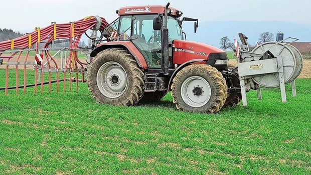 Güllen im Frühjahr gibt alle Jahre wieder zu reden. Die Merkblätter des zuständigen Kantons zum möglichen Einsatzzeitpunkt sind unbedingt zu beachten. 
