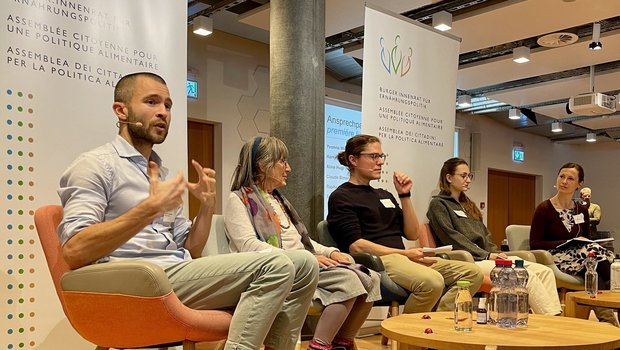 Projektleiter Daniel Langmeier und ETH-Professorin Johanna Jacobi an der Präsentation des Bürgerinnenrates.