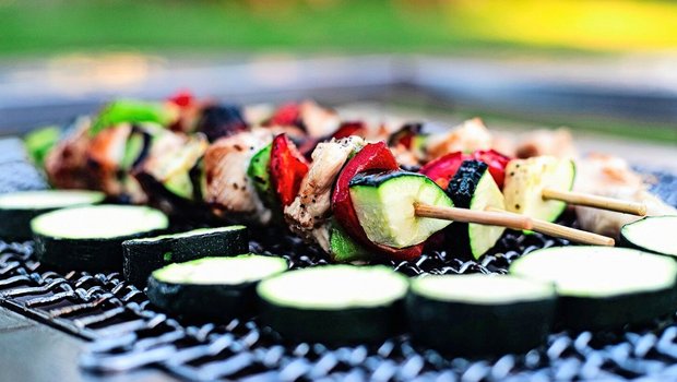Das Grillkäserezept vom Ebenrain (siehe Kasten) passt wunderbar zu grillierten Zucchetti. Unsere Redaktorin Andrea Wyss hat es getestet.