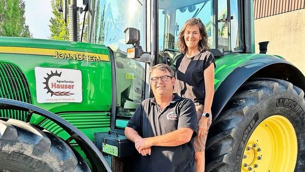 Das Betriebsleiterpaar Andreas und Erika Hauser (auf einem John-Deere-Traktor) betreibt ein vielseitiges Lohnunternehmen. 