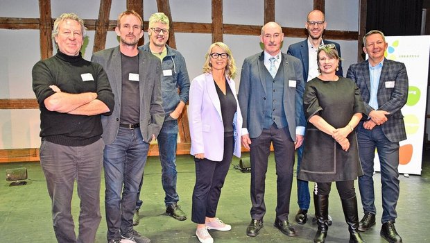 Jürg Iseli (4. v. r.), Präsident der Berner Bauern, mit den Teilnehmern und der Moderatorin der Podiumsdiskussion (v. l. n. r.): Andreas Stalder, Urs Haslebacher, Beat Gerber, Sonja Hasler, Hansjürg Jäger, Babette Sigg Frank und Reto Sopranetti. 