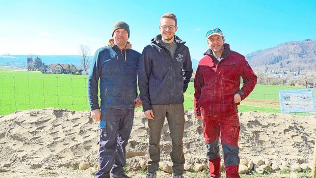 Markus Basler, Marius Fischer und Fredy Umbricht vor der fertigen Sandlinse.  