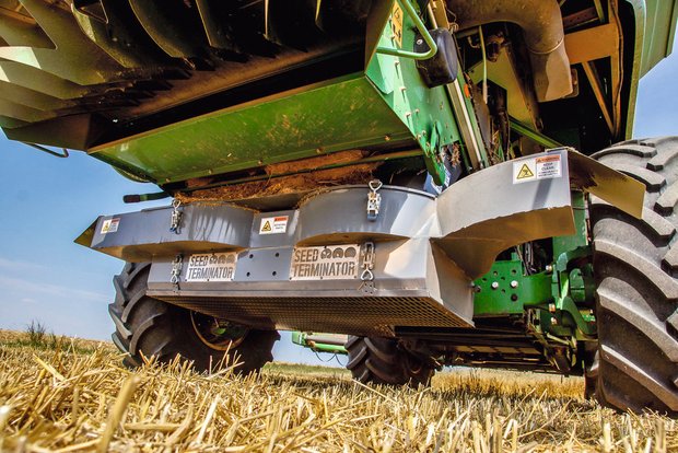 Mähdrescher vernichtet Unkraut Zürn bietet den Seed Terminator als Zusatzausrüstung an. Bild: zVg