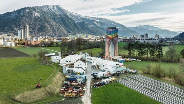 Als Landmaschinenhän Als Landmaschinenhändler macht Andreas Mehli die Erweiterung der Landwirtschaft zur Energiewirtschaft mit. Auf dem Areal der Churer Rheinmühle entwickelt und testet er neue Energiesysteme.