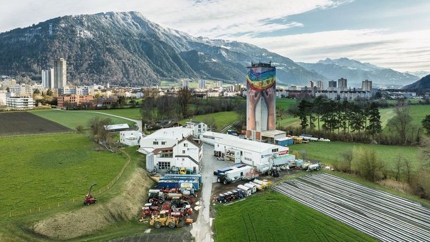 Als Landmaschinenhändler macht Andreas Mehli die Erweiterung der Landwirtschaft zur Energiewirtschaft mit. Auf dem Areal der Churer Rheinmühle entwickelt und testet er neue Energiesysteme.