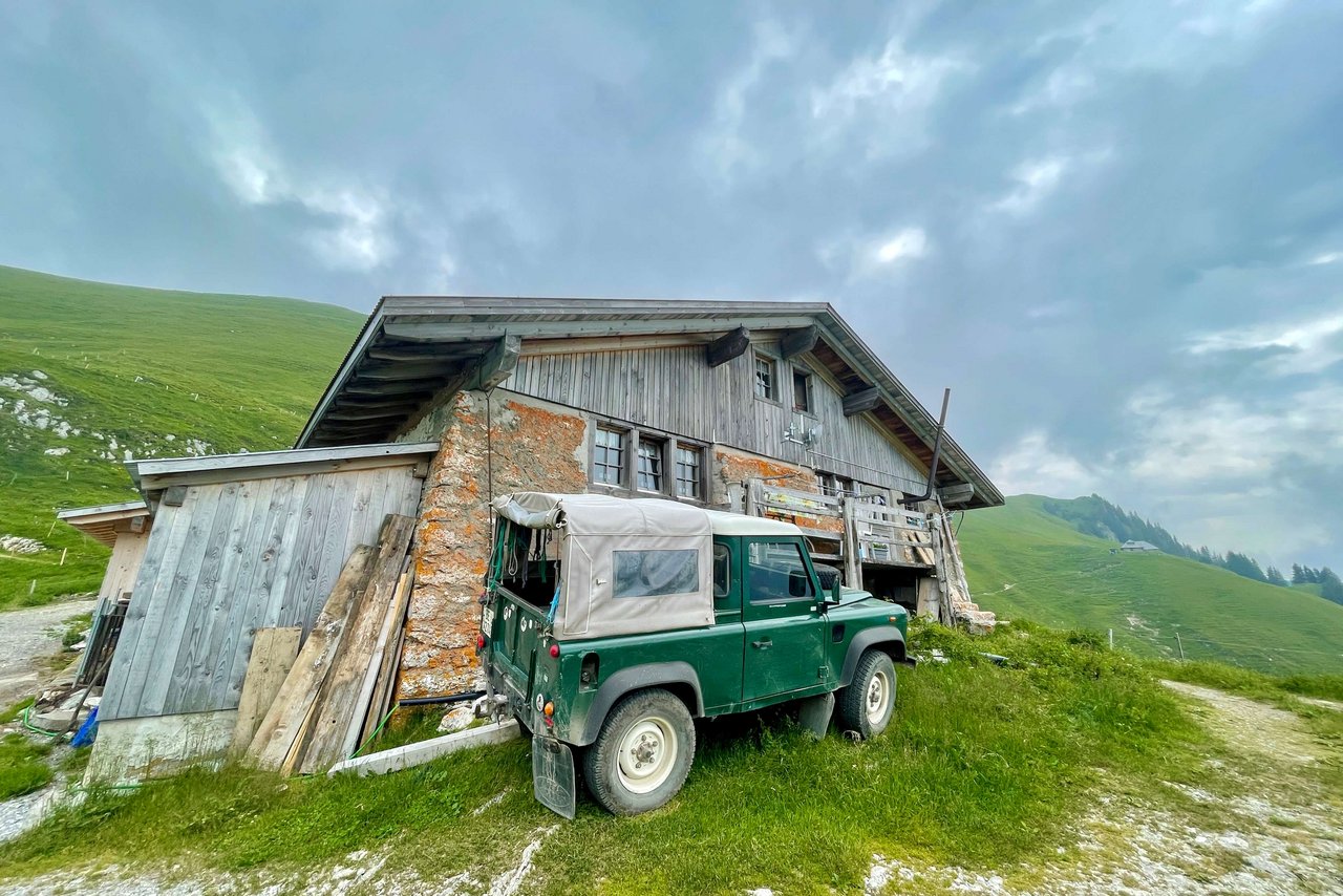 Als Ersatz für die 1999 vom Orkan Lothar zerstörte Sennhütte wurde eine neue gebaut mit Bruchstein-Mauerwerk und einem Satteldach mit Gerschild (dem Bedachungsdreieck über der Giebelfront). (Bild: Jürg Vollmer / «die grüne»)