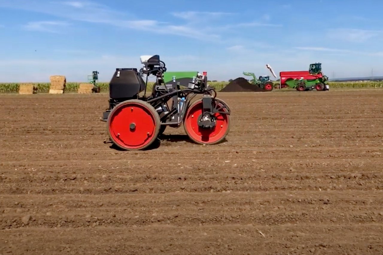 Fendt Xaver, die dritte Generation des Feldroboters im Einsatz. (Bild: «die grüne» / Jürg Vollmer)