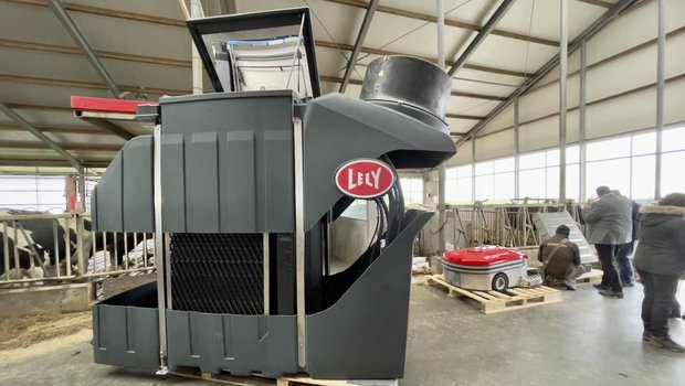 Lely Sphere module and manure removal robot Lely Discovery Collector.