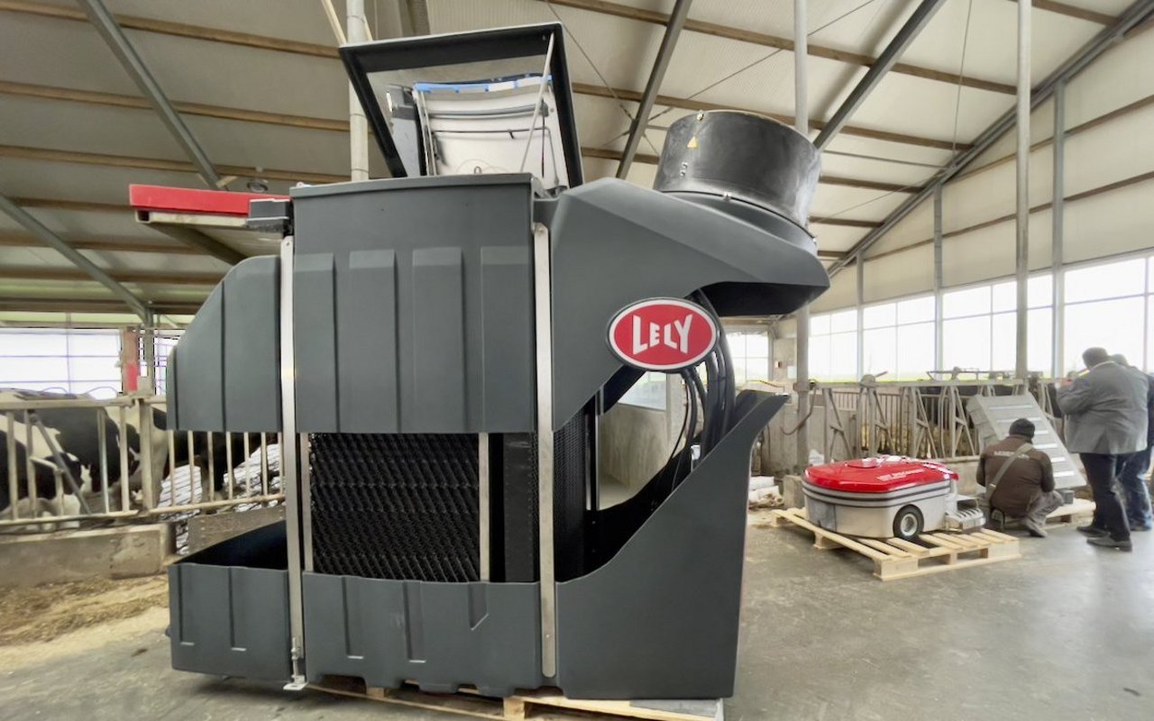 Lely Sphere module and manure removal robot Lely Discovery Collector.