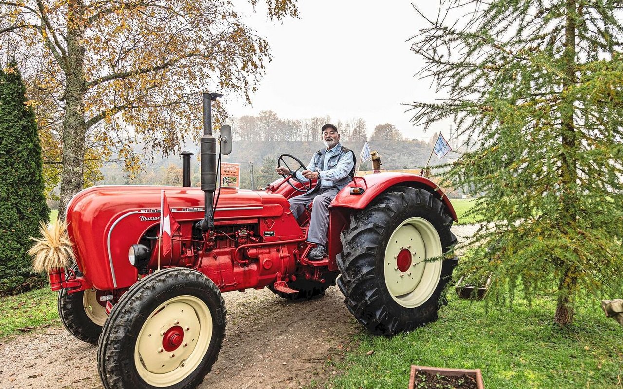 Den Porsche Master mit Vierzylindermotor und 50 PS kaufte sich Porschehousi zu seinem 60. Geburtstag. Er ist stolzer Besitzer von insgesamt neun Porsche-Traktoren.