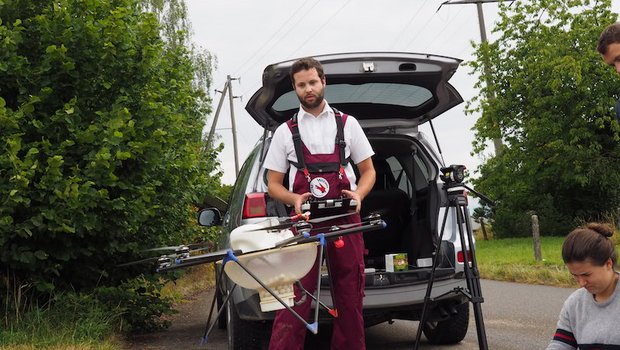 Thomas Widmer aus Rickenbach ZH - einer von 11 Multikopterpiloten in der Schweiz, die Trichogramma-Schlupfwespen ausbringen. (Bilder Ursina Berger)