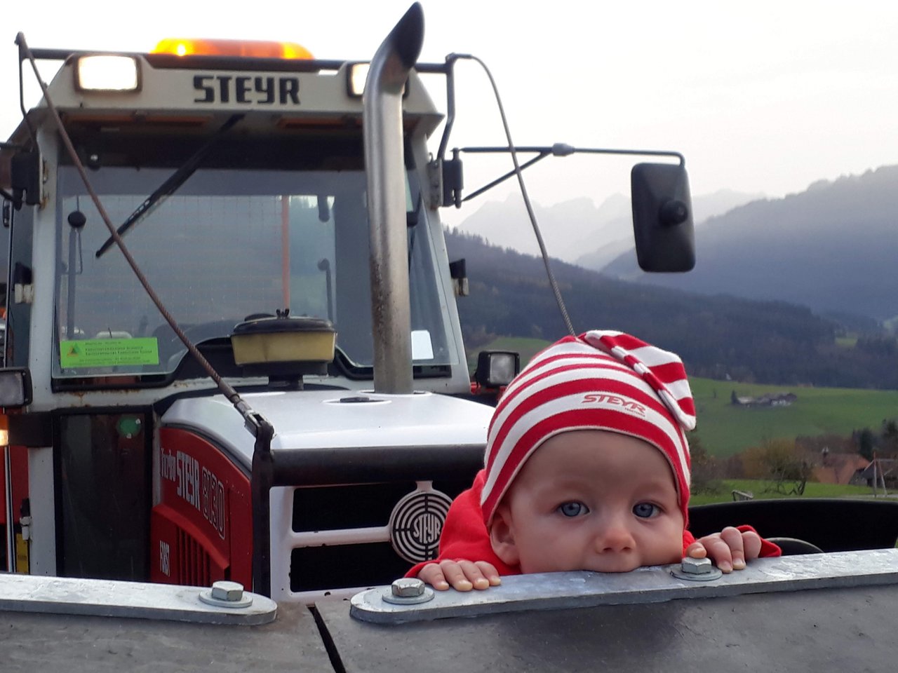 Ob mitfahren auf dem Feld, begutachten der Räder, oder wie hier «verkosten» des neuen Schneepflugs von Götti Dänu... unser Sämi ist ein richtiger Traktorfan. - Das Bild hat Monika Hänni-Aebischer eingesendet.