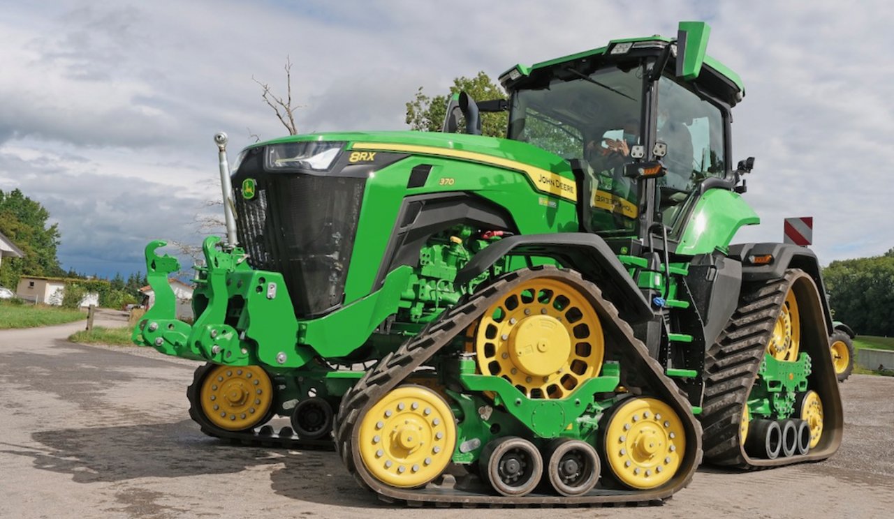 Der John Deere 8RX 370 leistet 370 PS. Der Grosstraktor überrascht mit einer guten Wendigkeit von 5,4 Metern. Das ist wendiger als sein Pendant auf Rädern. Bild: Beat Schmid