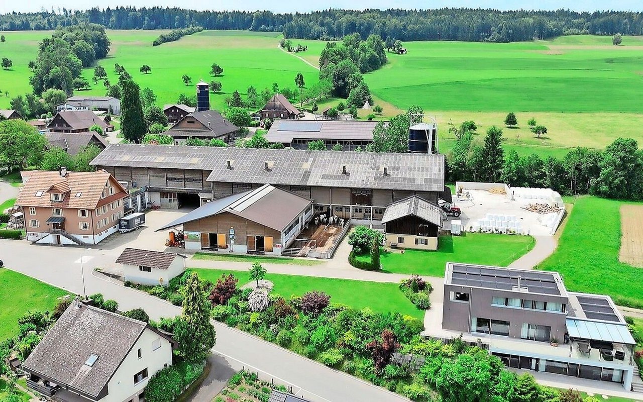 Auf dem Berghof (Vordergrund) von Ithens im Aargauer Freiamt wird Verkehrsmilch für Emmi produziert.