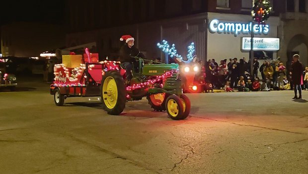 Beim ersten Weihnachtslichter-Umzug in Carthage schmückten Polizei, Feuerwehr und Geschäfte ihre Fahrzeuge. Der Umzug könnte eine neue Tradition in der Stadt werden.