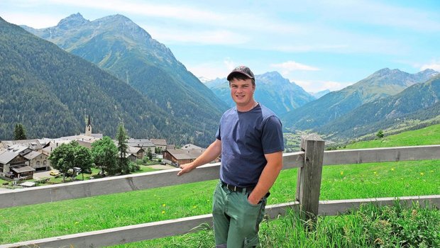 Jan Viletta ist im Engadinerdorf Guarda auf 1650 m ü M. aufgewachsen. Der Junglandwirt arbeitet aktuell am Plantahof und möchte in ein paar Jahren den Mutterkuhbetrieb seiner Eltern übernehmen.
