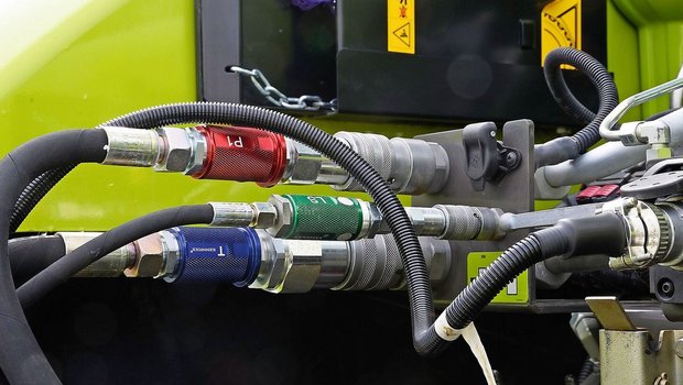 Beim bisherigen System wurde der Regeldruck hydraulisch über den Steueranschluss (grün) übertragen.