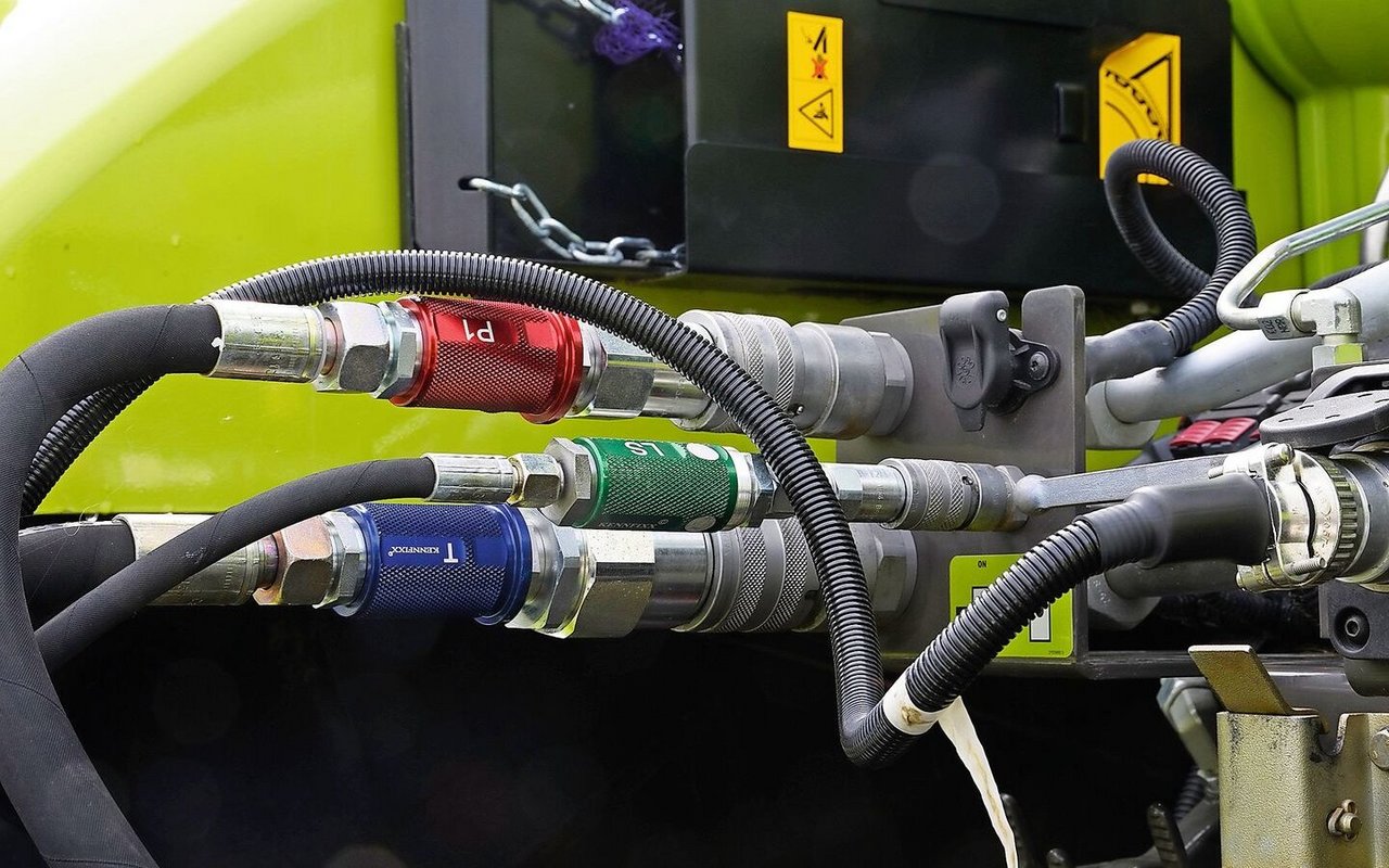 Beim bisherigen System wurde der Regeldruck hydraulisch über den Steueranschluss (grün) übertragen.