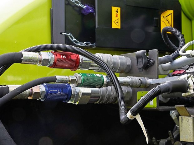 Beim bisherigen System wurde der Regeldruck hydraulisch über den Steueranschluss (grün) übertragen.