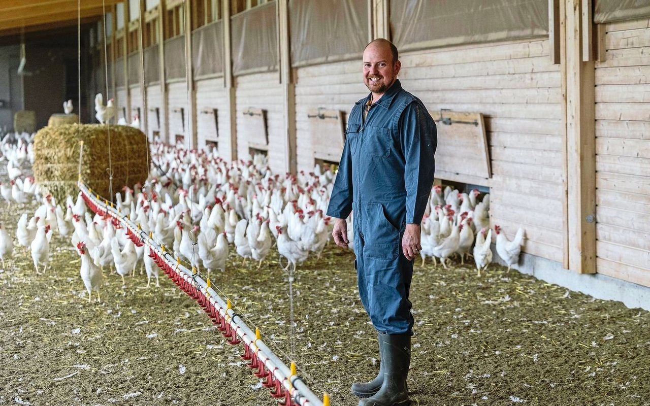 Landwirt Urs Steiner ist begeisterter Geflügelhalter und stets dabei, seinen Betrieb innovativ weiterzuentwickeln. 