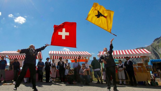 Alpinavera-Passmarkt mit Fahnenschwingern auf dem Gotthard-Pass. Bild: Jürg Vollmer