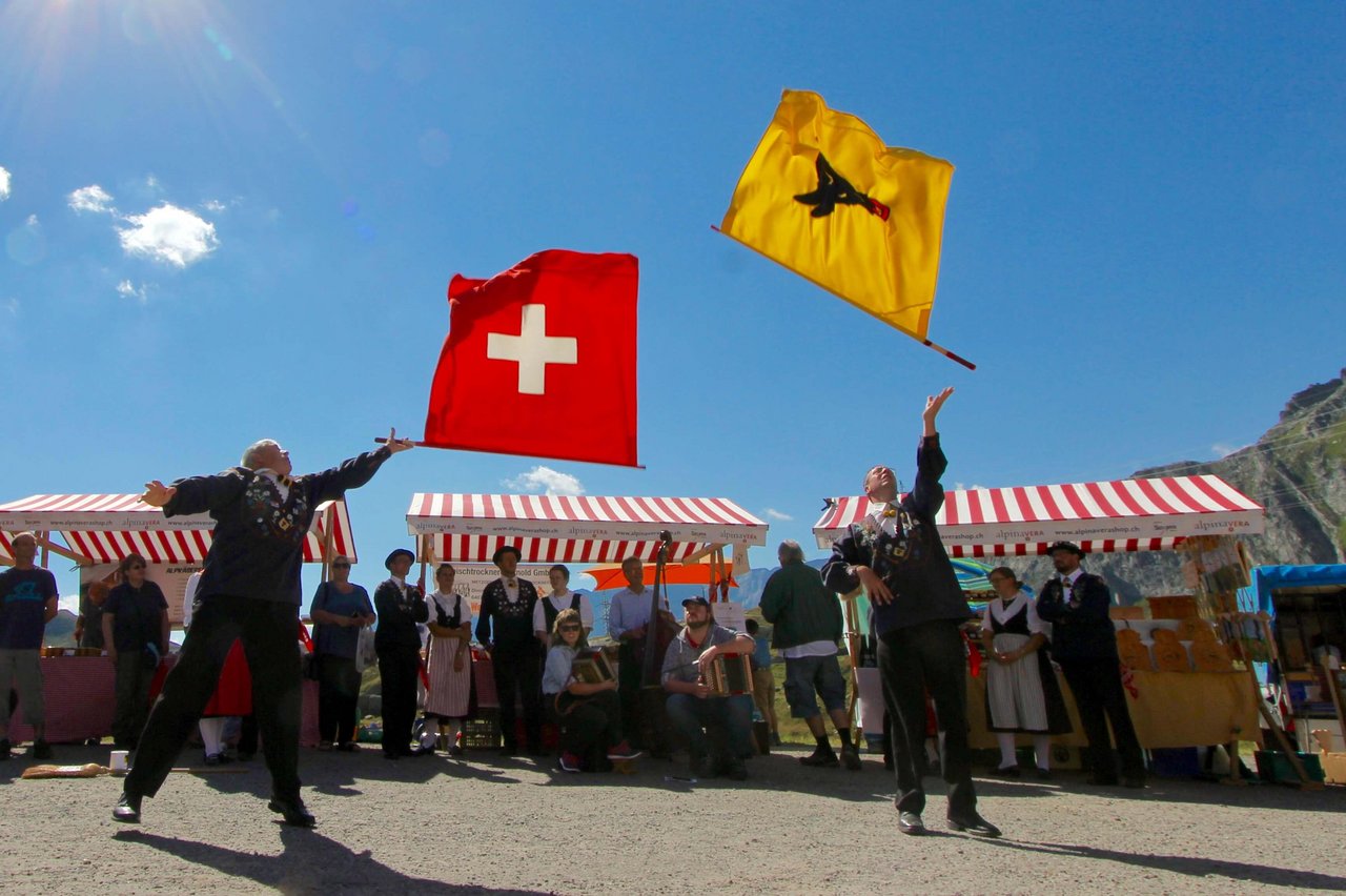 Alpinavera-Passmarkt mit Fahnenschwingern auf dem Gotthard-Pass. Bild: Jürg Vollmer