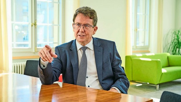 Bundesrat Albert Rösti erklärt im Interview, warum die insgesamt 53 ha Fläche in die Verbreiterung der Autobahn «investiert» werden müssen.  