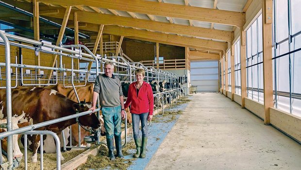 Peter und Marianne Steffen sind froh, den Schritt zum neuen Stall gemacht zu haben. Nun haben es die Kühe schöner und auch die Familie hat mehr Freude an der Arbeit aber auch mehr Zeit für anderes.(Bilder Jasmine Baumann)