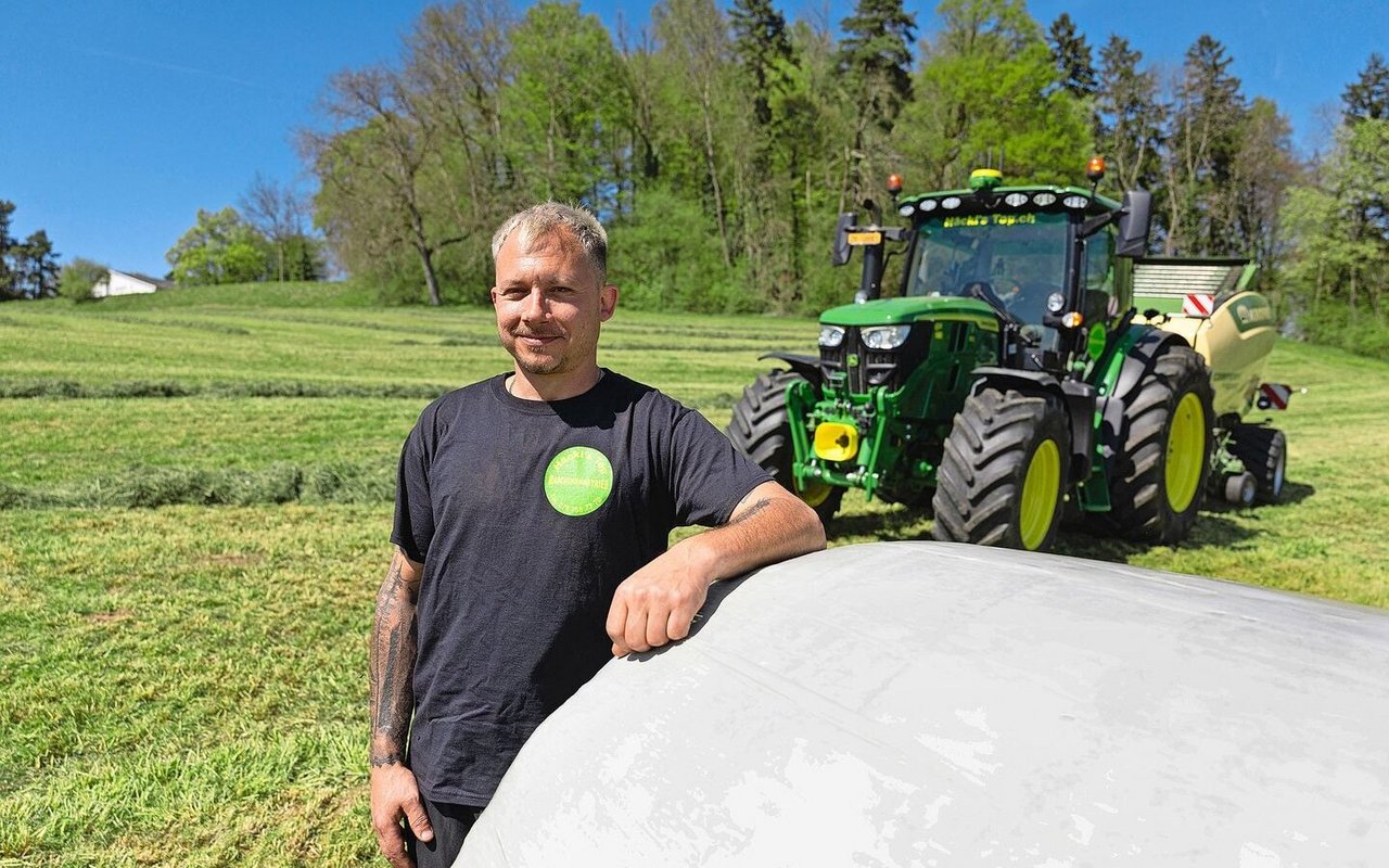 Roger Häcki aus Hausen am Albis produziert seine Siloballen selber. Er produziert Qualitätsfutter für seinen Viehbestand mit einer Leistung von über 12 000 kg Milch.