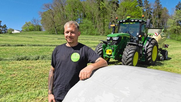 Roger Häcki aus Hausen am Albis produziert seine Siloballen selber. Er produziert Qualitätsfutter für seinen Viehbestand mit einer Leistung von über 12 000 kg Milch.