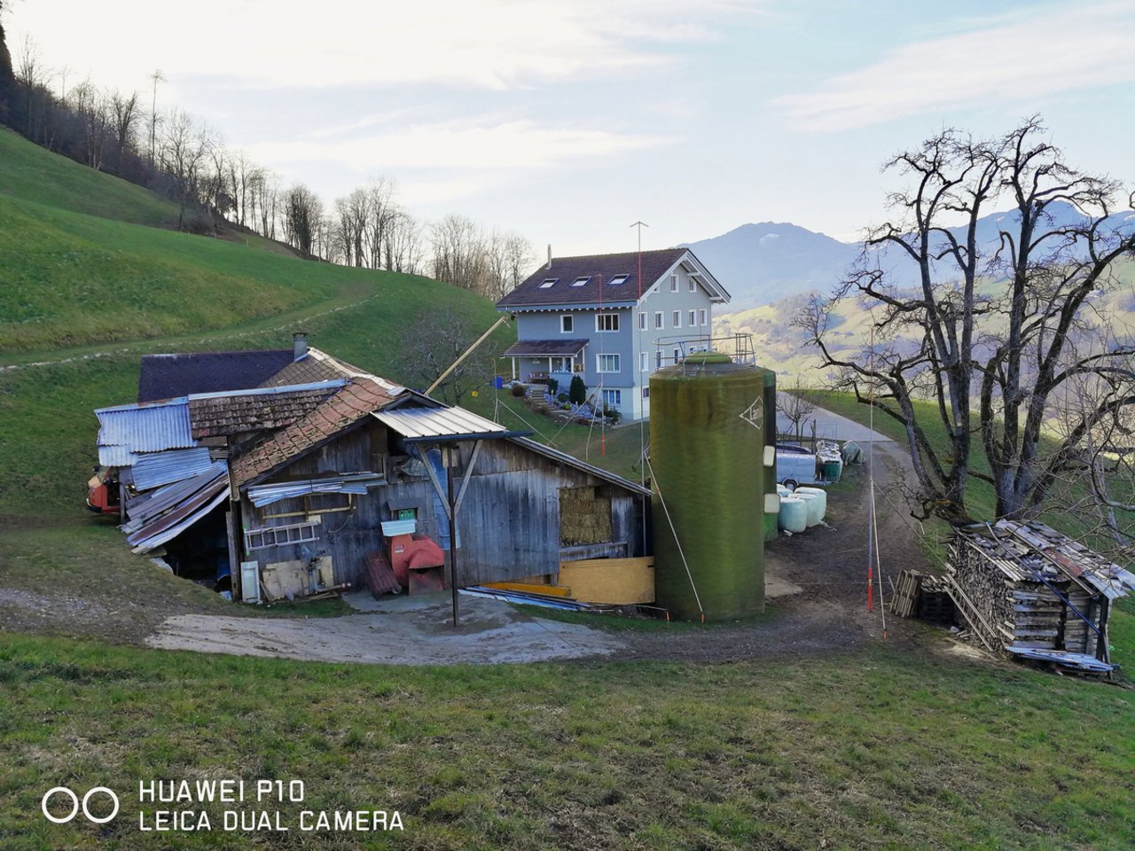 Frühling 2020: Der 200-jährige Stall ist einsturzgefährdet. Der Platz für den Neubau ist begrenzt durch die Topographie. Bild: zVg