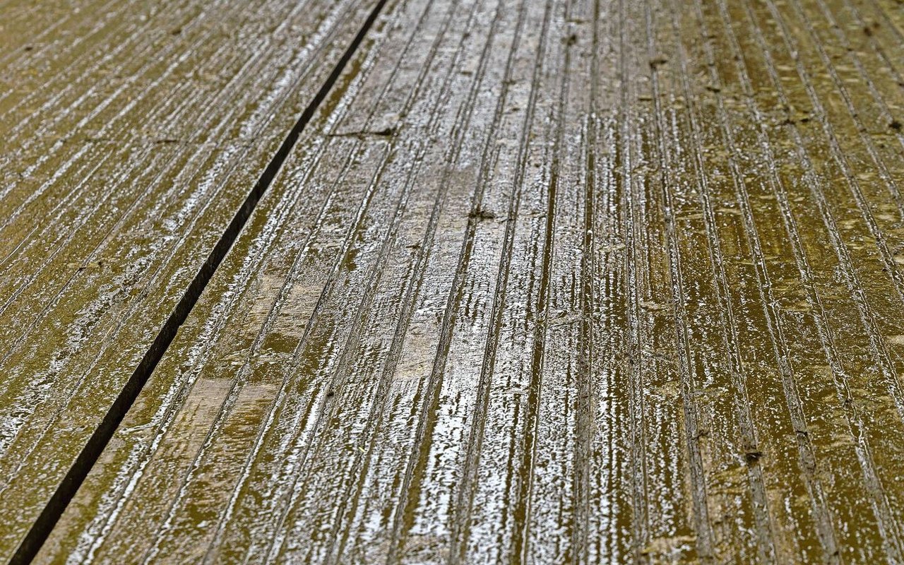 Ein Betonboden ist robust, die Rillen geben den Tieren Halt.