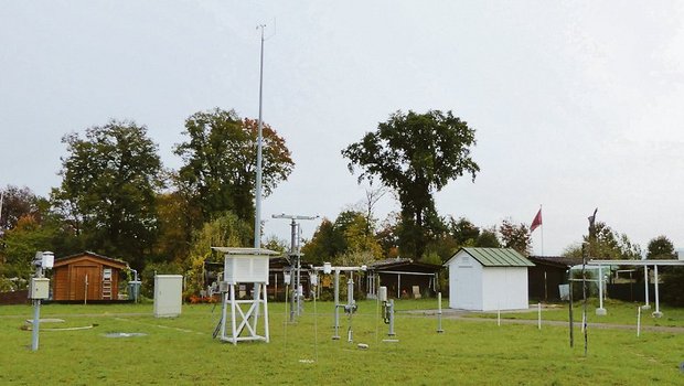 Eine Wetterhütte (m.), in der die Lufttemperatur-Messung auf 2 Metern Höhe untergebracht ist. Von diesen Wetterhütten (hier bei Meteoschweiz in Binningen BL) stammt der Begriff «Hüttenfrost».(Bild pd)