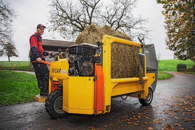 Rundballen wendig und maschinell verteilen Martin Steiner kann mit dem Rucar das Futter am Ballenlager holenund in den Stall transportieren. Bild: Pia Neueneschwander