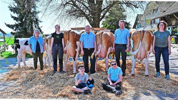 Familie von Dach freut sich über ein tolles Ergebnis an der Zuchtfamilienschau um Stammkuh Belle (v. l. n. r.): Margrit, Laura, Markus, Reto und Christine von Dach sowie (vorne v. l. n. r.): Noah und Levin.   