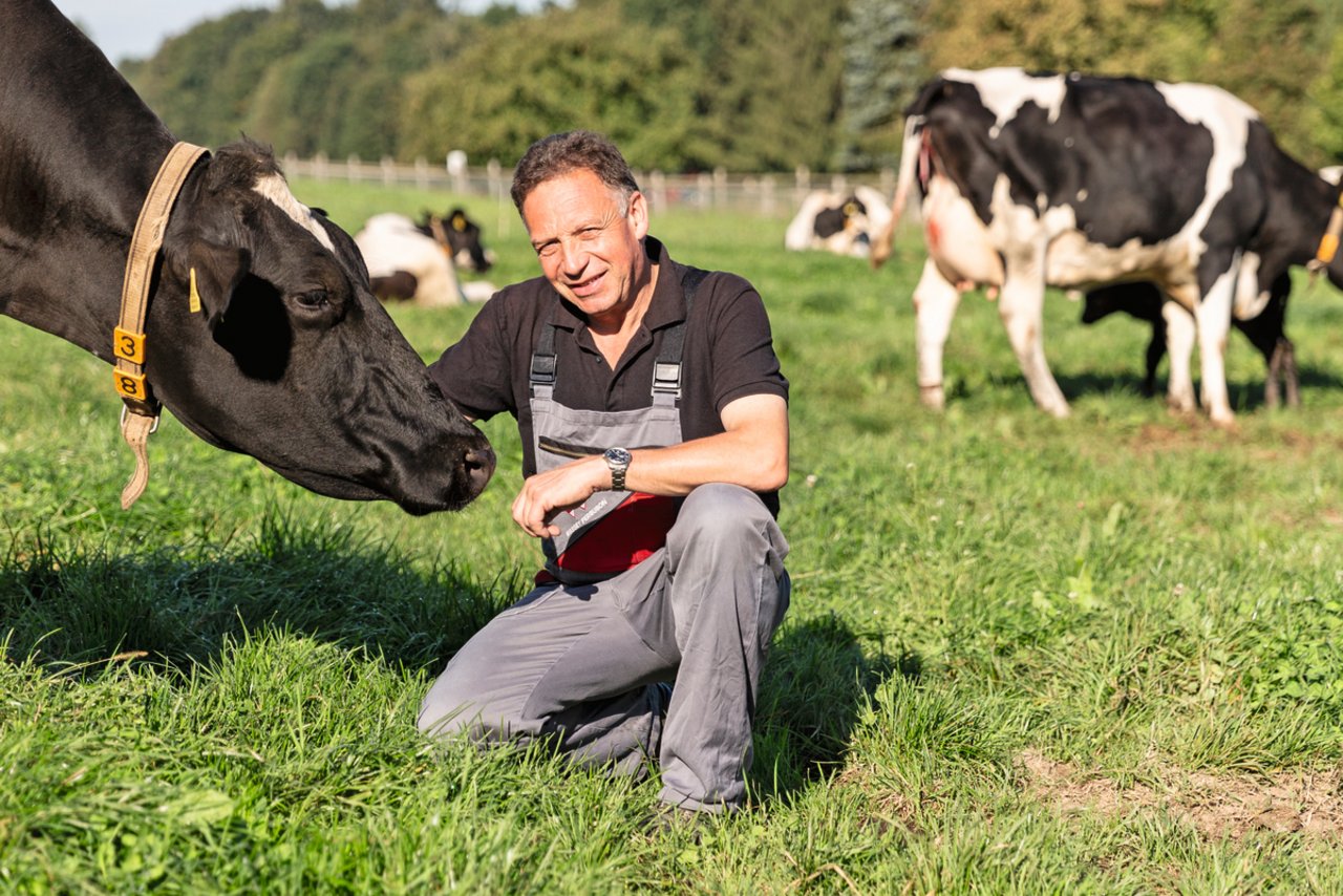 Rolf Müller hat mit dem raschen Beizug von Fachleuten die richtige Entscheidung für seine Milchkühe getroffen. Bild: Mareycke Frehner