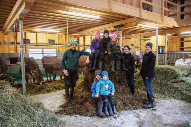 Neuer Anbindestall dank Crowdfunding-Projekt «Rettet unser Heimetli» Grossfamilie Käslin aus Ennetmoos NW. Vorne: Kira (8) und Elin (4). Hinten: Andreas (41), Sina (9), Beno (11), Jael (6), Lara (13) und Martina Käslin (38). Bild: Pia Neuenschwander