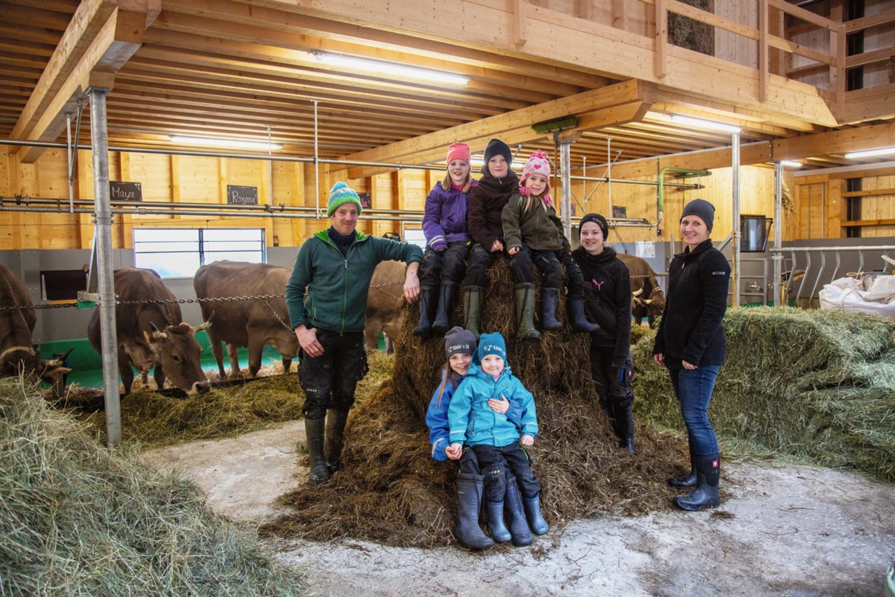 Grossfamilie Käslin aus Ennetmoos NW. Vorne: Kira (8) und Elin (4). Hinten: Andreas (41), Sina (9), Beno (11), Jael (6), Lara (13) und Martina Käslin (38). Bild: Pia Neuenschwander