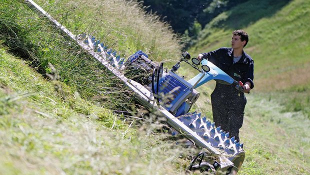 Bergmechanisierung - damit der Bauer nicht am Berg steht Silvan Erni von der Erni Landmaschinen AG in Menznau LU beherrscht den Einachsmäher von Brielmaier mit 3-Meter-Mähwerk-Schnittbreite auch im steilsten Gelände. (Bild «die grüne»/Martina Rüegger)