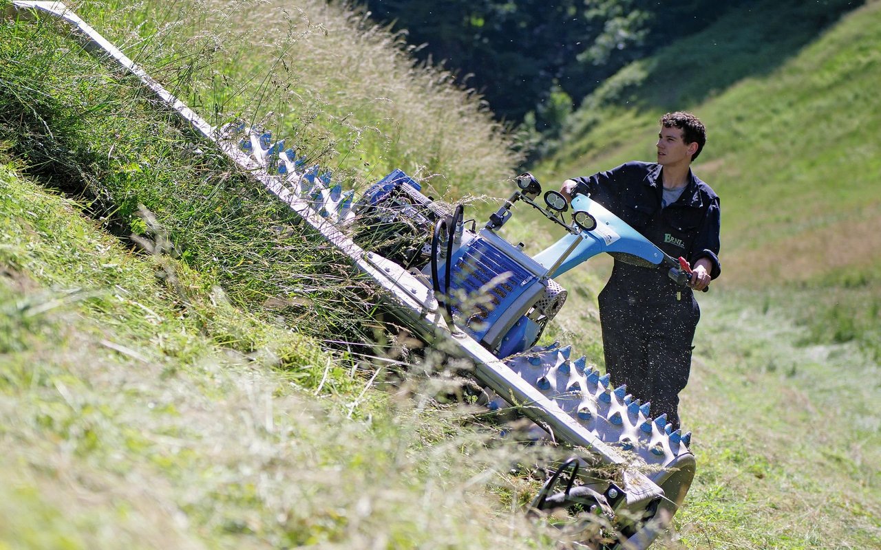 Silvan Erni von der Erni Landmaschinen AG in Menznau LU beherrscht den Einachsmäher von Brielmaier mit 3-Meter-Mähwerk-Schnittbreite auch im steilsten Gelände. (Bild «die grüne»/Martina Rüegger)