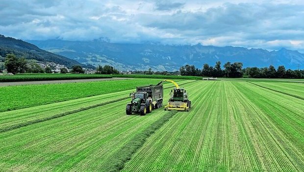 Die Erntefenster für den fünften Schnitt sind kurz. Alle geben Gas: Sie mähen, wenden, schwaden und füllen den Ladewagen. 