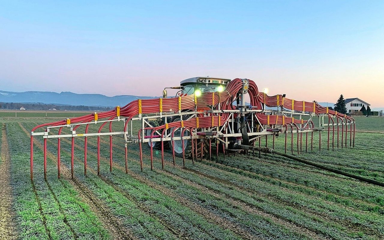 Mit der Verschlauchung können Ackerkulturen im Frühling für das Andüngen schonend befahren werden.