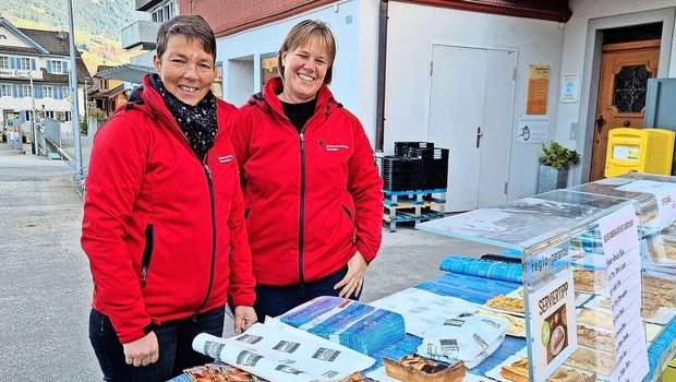 Susi von Ah (l.) und Petra Rohrer betreuten gemeinsam den Apfelwähenstand in Sachseln.
